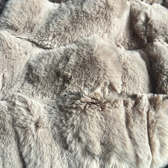 NWT BCBGMAXAZARIA faux fur long sleeve plush jacket in color Mink. Size Large - Picture 6 of 8